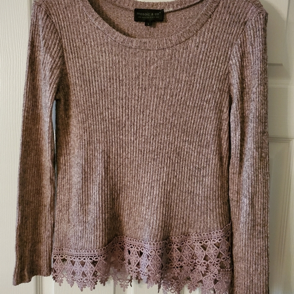 Ribbed sweater with cut-out lace. - Picture 1 of 5